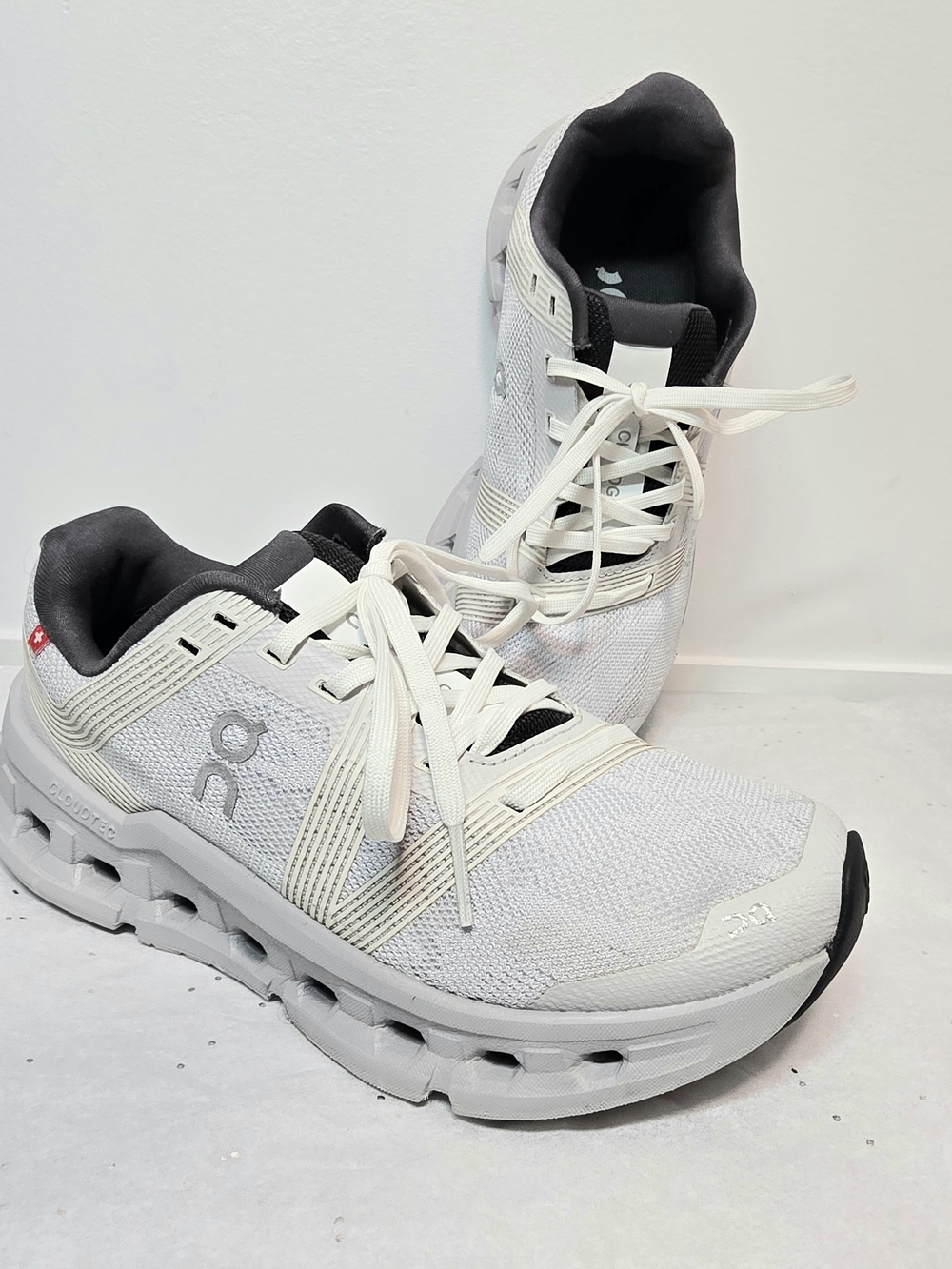 On Cloudcloud Women's White Running Sneakers Cushioned Support Glacier Sz 5.5